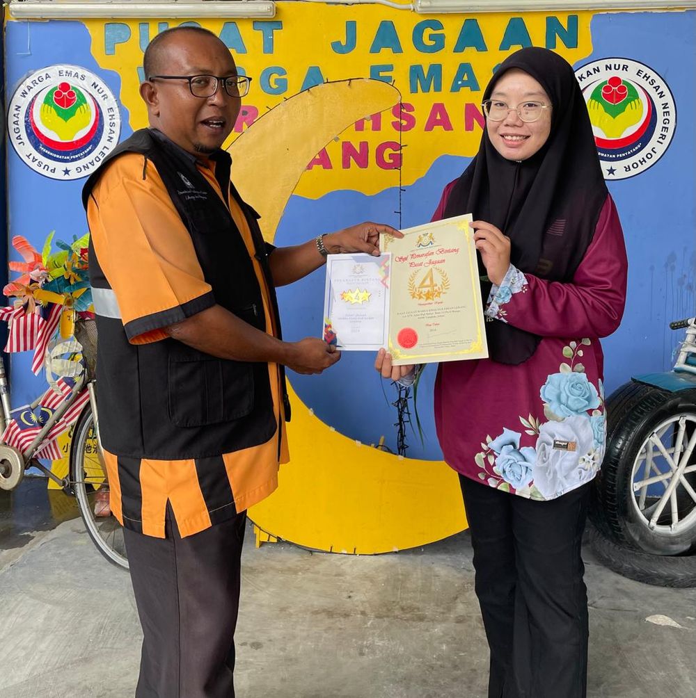 Penyerahan sijil kepada pihak pusat