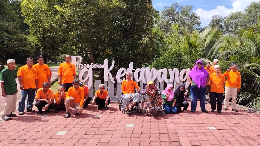Penghuni dan kakitangan pusat jagaan dalam aktiviti lawatan luar