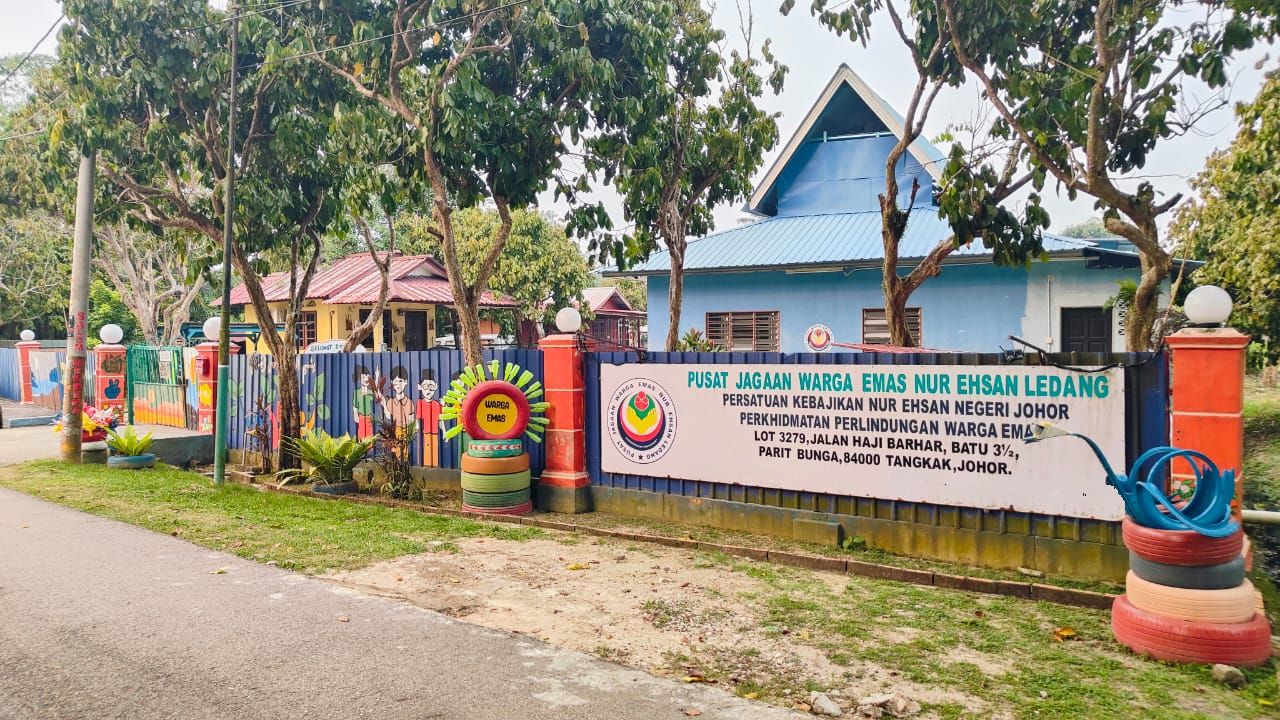 Papan tanda Pusat Jagaan Warga Emas Nur Ehsan Ledang di Parit Bunga, Tangkak