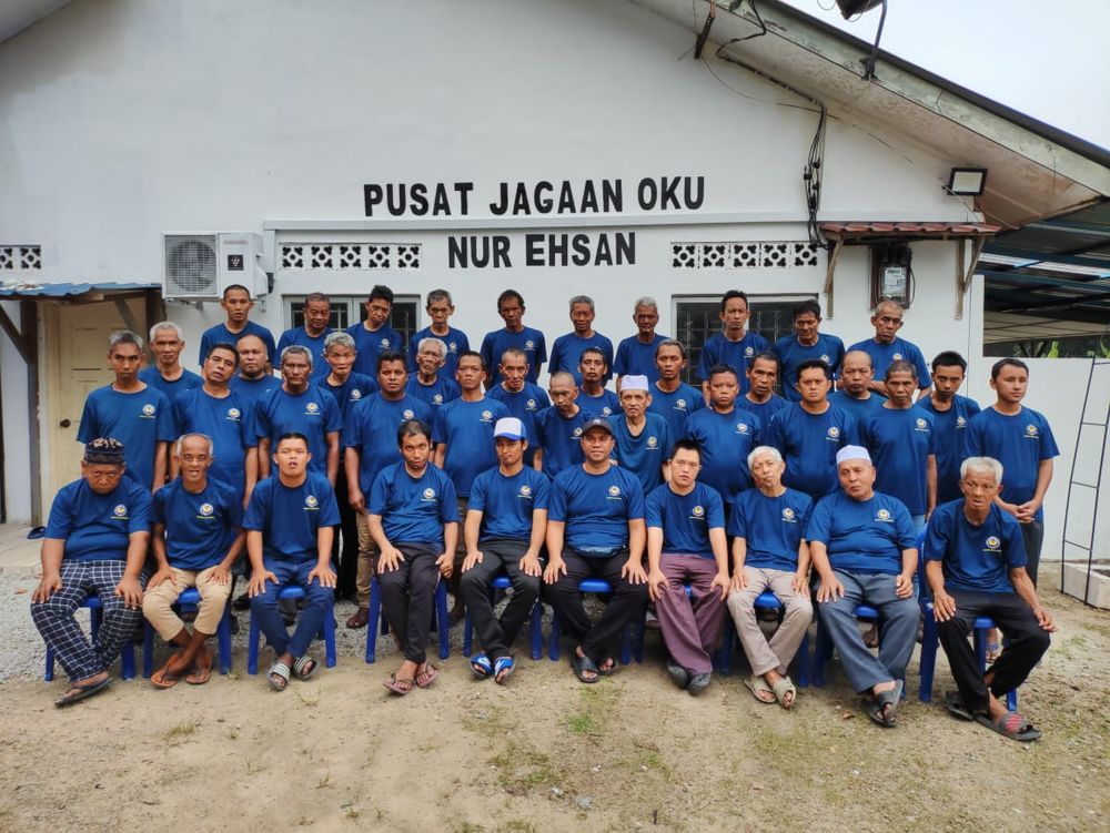 Penghuni dan kakitangan di hadapan pusat