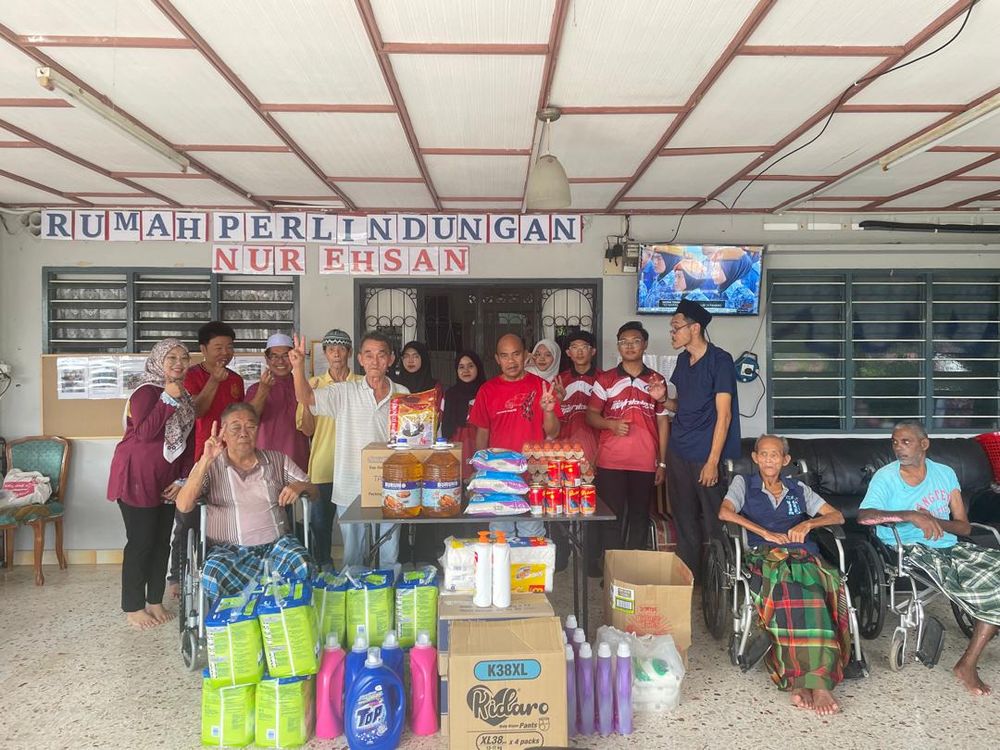 Sumbangan barangan keperluan di pintu masuk pusat