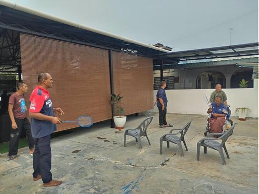 Aktiviti riadah: permainan badminton