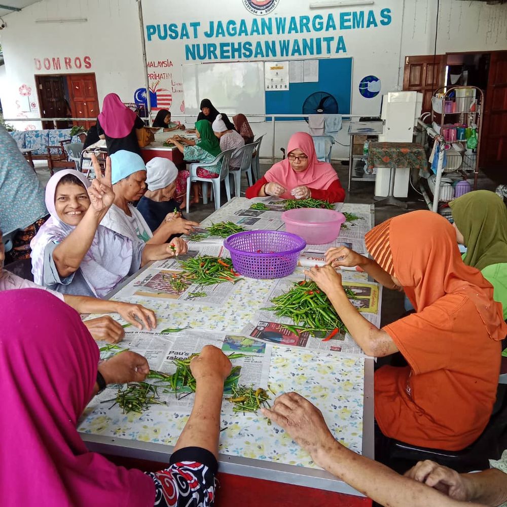 Penghuni wanita dalam aktiviti pemulihan di pusat jagaan